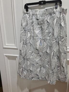 Neiman Marcus Women's White & Black Leaf-Print Skirt